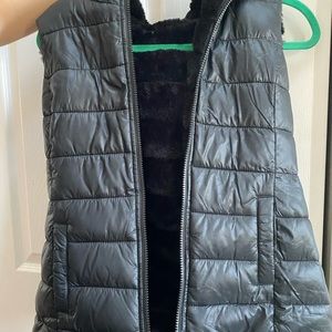 Reversible vest. Black. Size S